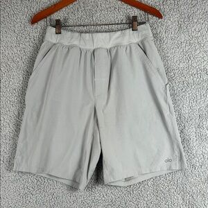 ALO Yoga Light Gray Comfy Side Pockets Athletic Shorts Men’s Size M